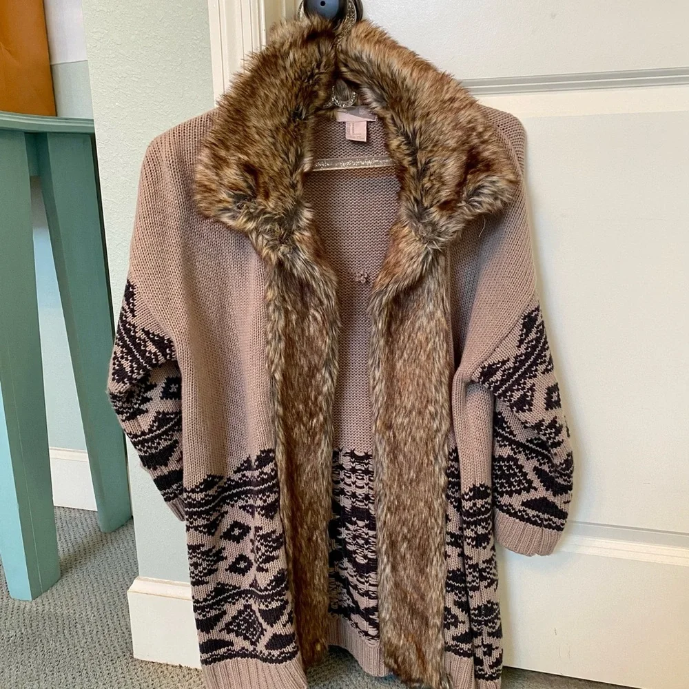 Forever 21 - Faux Fur Knitted Sweater - In great condition!